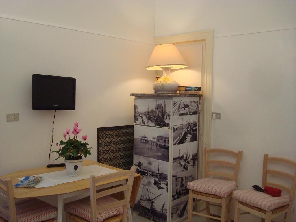 Villino Caproni Apartment Viareggio Luaran gambar
